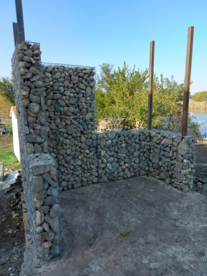 Мангальная зона из сварного габиона с камнем "Булыга"