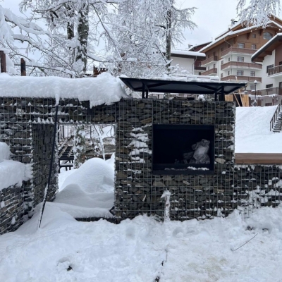 Габионная мангальная зона с печью, покрытая снегом