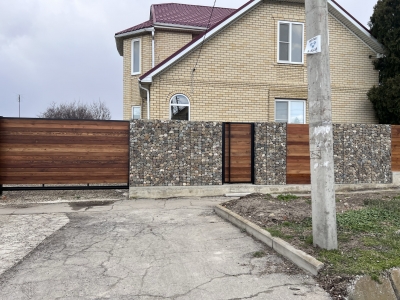 Современный забор из оцинкованной сварной сетки с каменной кладкой