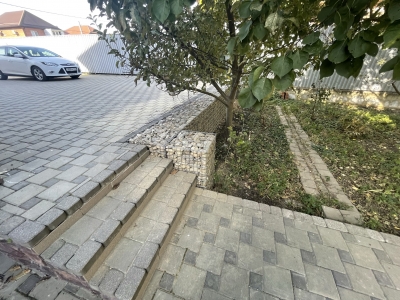 Декоративная подпорная стенка из габионов на участке в Северном