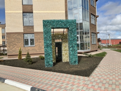 Арка из габионов с наполнителем Эрклёз в жилом комплексе Притяжение, Анапа