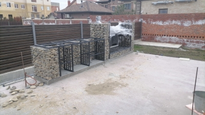 Барбекю зона с мангалом из сварных габионов и металлическими вставками.