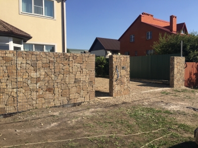 Забор из секций пергона с заполнением плитняком и щебнем