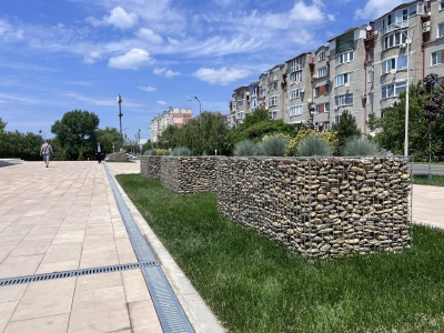 Озеленение городской территории с использованием габионных клумб перед дворцом бракосочетания в Анапе.