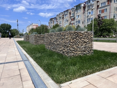 Декоративные клумбы из габионов с природным камнем в Анапе.