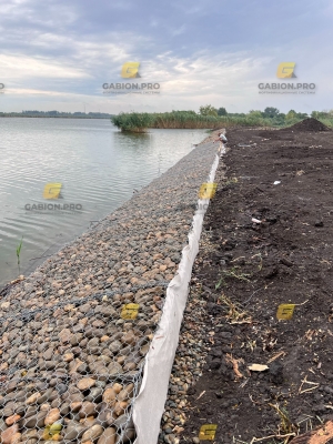Укладка габионных матрасов типа Рено вдоль водоема в Тимашевске