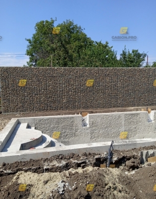 Забор из сварной сетки с каменным наполнителем в Тихорецке