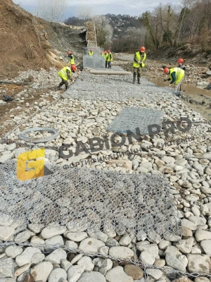 Рабочие устанавливают габионную стену СДК на реке Кудепста, Сочи. Монтаж укреплений.