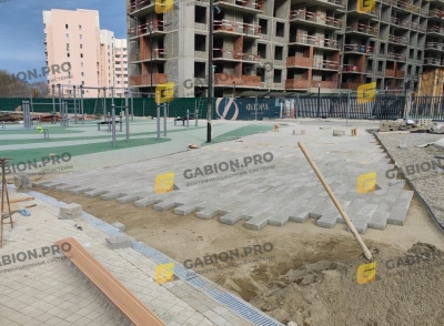 Благоустройство территории ЖК "Флора" в Кудепсте - укладка тротуарной плитки