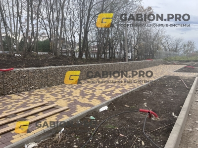 Габионная подпорная стена СДК с дорожным покрытием из тротуарной плитки