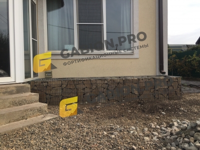 Декоративное оформление цоколя дома с помощью габионов