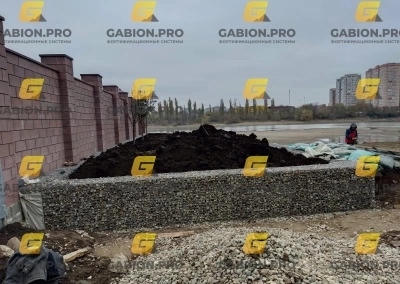 Процесс строительства террасированной набережной с габионами.
