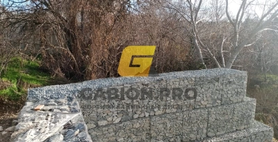 Подпорная стена из габионов с сеткой двойного кручения в городе Симферополь. Надежное укрепление склонов с использованием натурального камня.