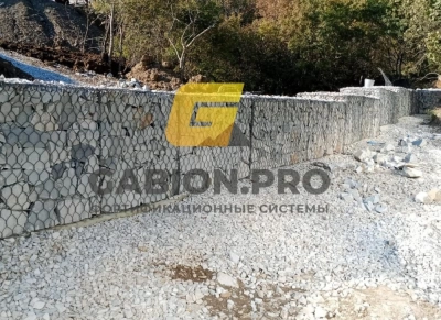 Габионная конструкция с геотекстилем дорнит 300 г/м² и бутовым камнем из Шархинского карьера.