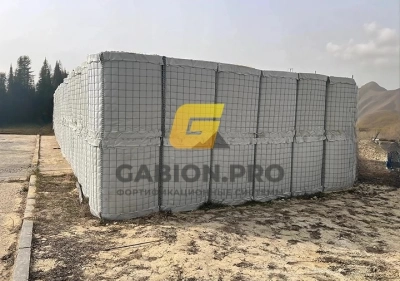Прочные габионы ГНТ с песчаным наполнителем, обеспечивающие фортификационную защиту на объекте.