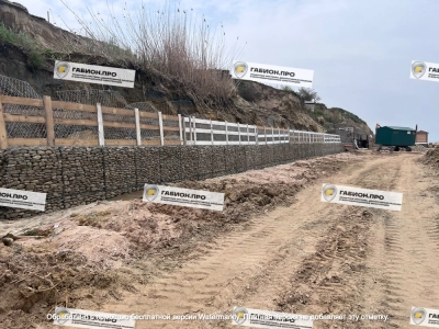 Устройство подпорной стены из габионов с временной опалубкой вдоль оползневого склона