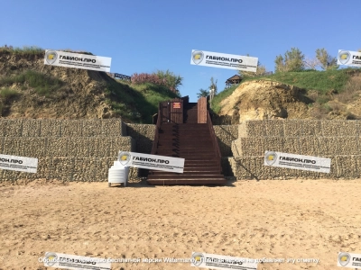 Габионная подпорная стена с центральным лестничным спуском к береговой зоне