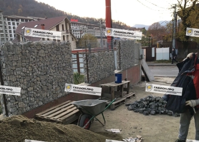Ручное заполнение сварных габионов камнем в стеснённых условиях