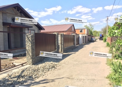 Монтаж забора с габионными столбами и секциями из металлопрофиля