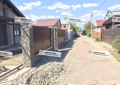 Комбинированный забор из габионов и металлопрофиля в СНТ «Калина»