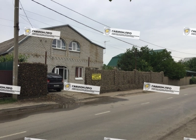 Забор из сварной сетки с каменным заполнением в посёлке Южный